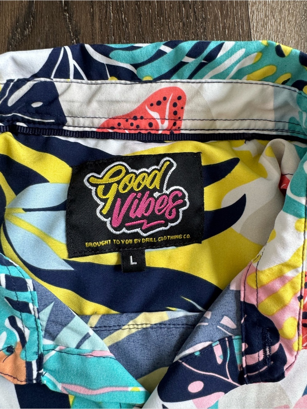 Good Vibes Vibrant Multicolor Tropical Button-Down Shirt Size Large - Picture 3 of 6